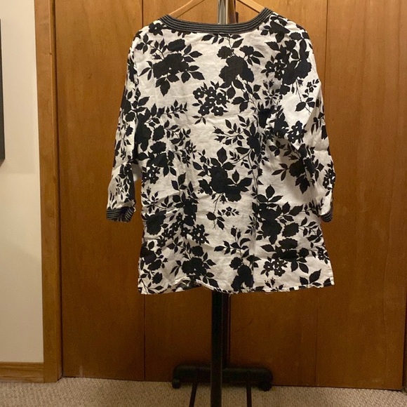 Lucy& Laurel  NWOT Black& White Floral Pattern Top Sz 1x - Picture 13 of 13